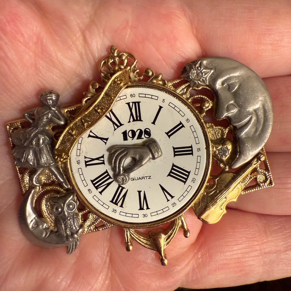 1928 nursery rhyme Brooch
